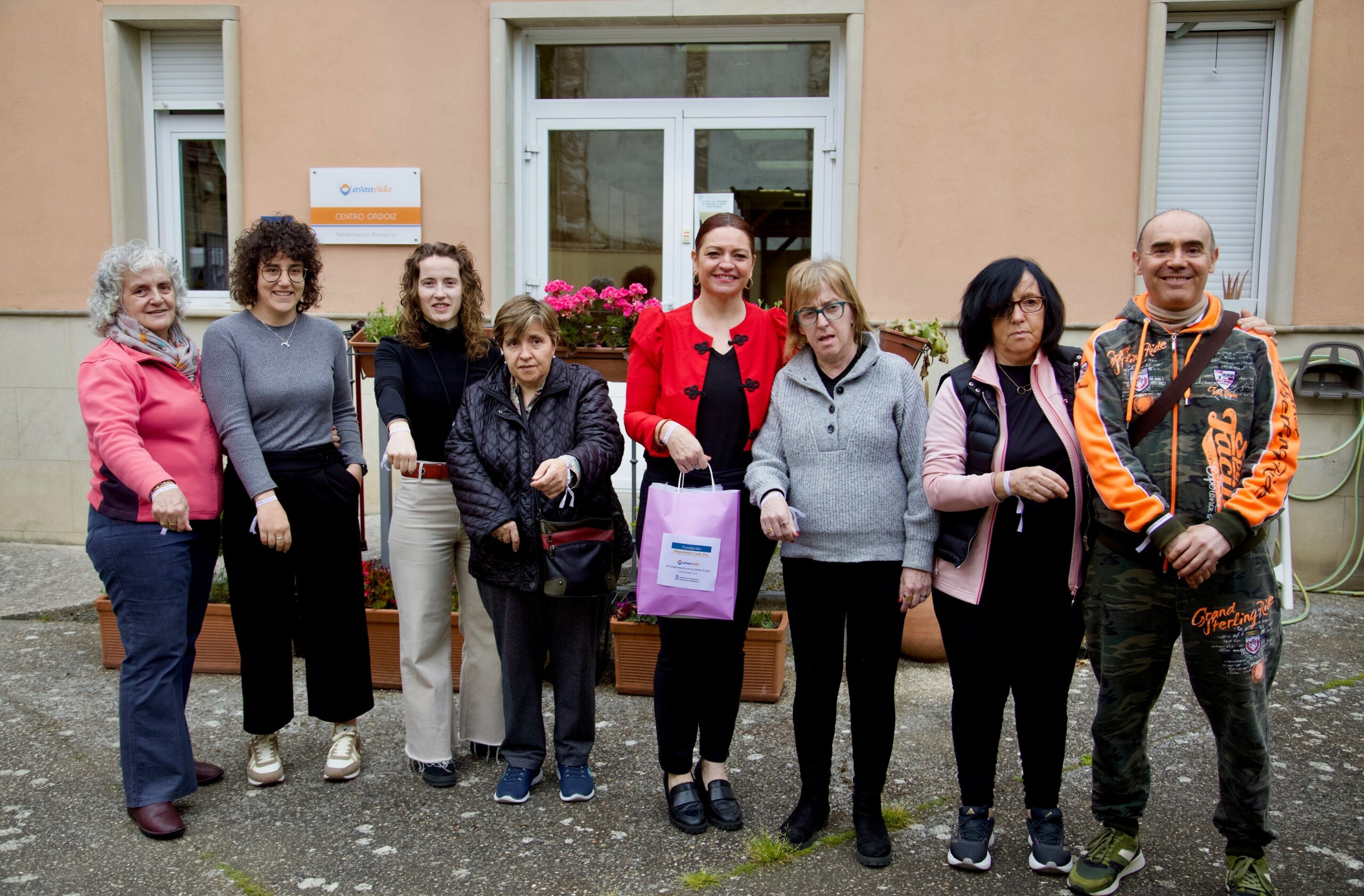 ENTREGA DE PULSERAS AL ÁREA DE IGUALDAD DEL AYUNTAMIENTO DE ESTELLA-LIZARRA