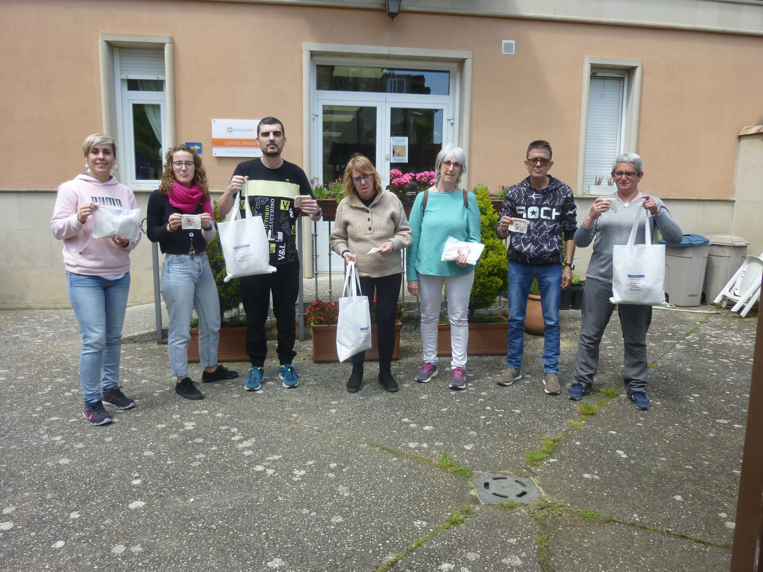ENTREGA DE MONEDEROS AL AYUNTAMIENTO DE BARGOTA